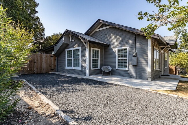 210 Dumoulin Ave in San Antonio, TX - Building Photo - Building Photo
