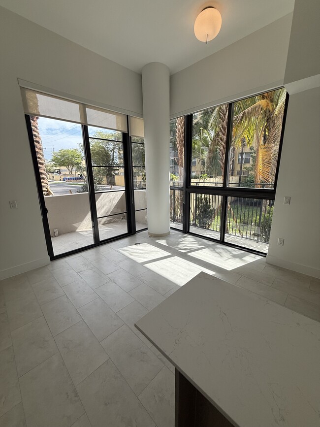 2545 NE 183rd St, Unit A2 in North Miami Beach, FL - Building Photo - Building Photo