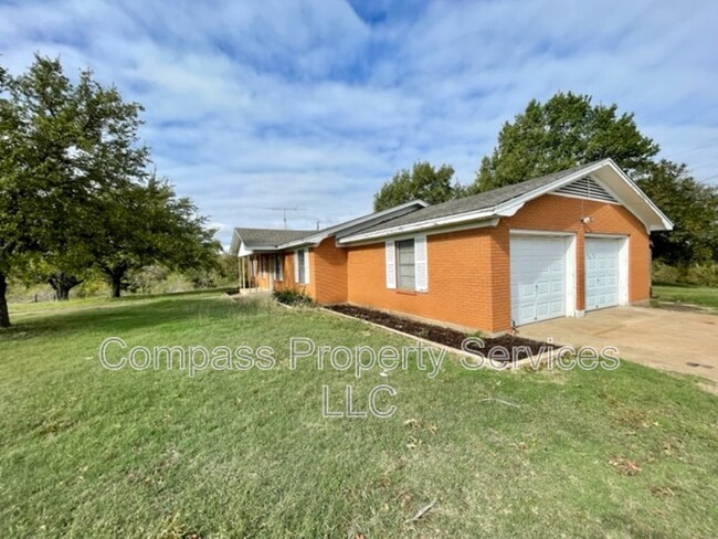 1020 E McGregor Dr in McGregor, TX - Building Photo - Building Photo