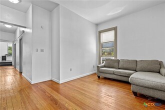527 W San Antonio St in San Marcos, TX - Building Photo - Building Photo