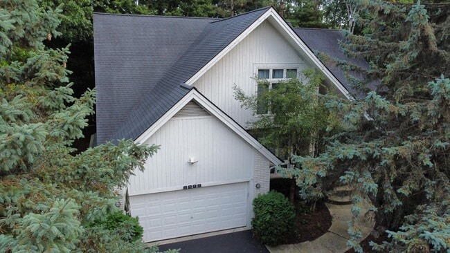 6289 Lindsay Ct in West Bloomfield Township, MI - Foto de edificio - Building Photo