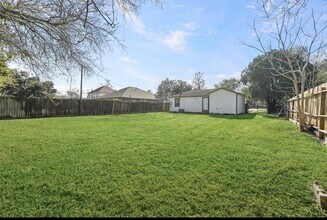 8137 Wetherby Ln in Houston, TX - Building Photo - Building Photo