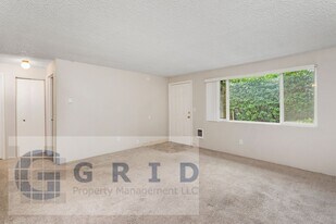 7033 SW Garden Home Rd in Portland, OR - Building Photo