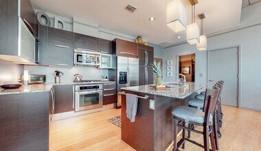 700 12th Ave S, Unit 905 in Nashville, TN - Foto de edificio - Building Photo