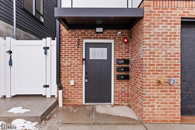 37 S 7th St in Newark, NJ - Building Photo - Building Photo