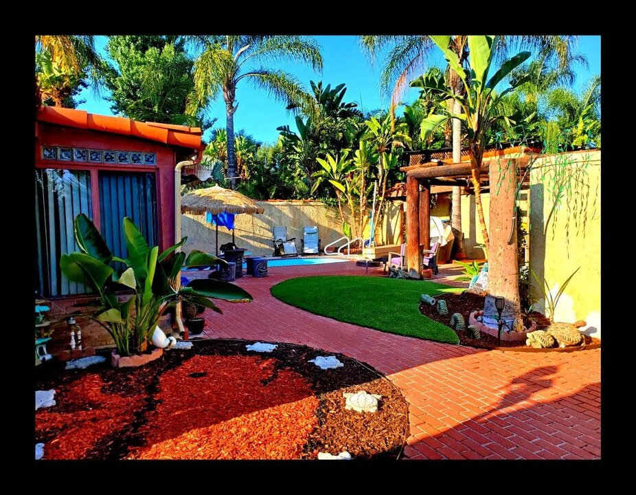 13922 Hewes Ave, Unit Unit 4 in North Tustin, CA - Building Photo