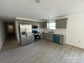 1722 N Davis Hwy in Pensacola, FL - Building Photo - Building Photo