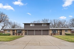 537-541 N Edgelawn Dr, Unit 539 in Aurora, IL - Building Photo