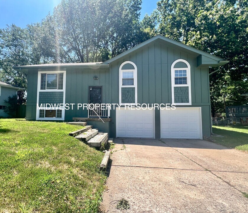 913 SW Speas Dr in Blue Springs, MO - Building Photo
