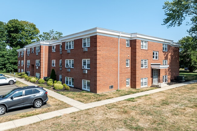 Omega Estates in Branford, CT - Foto de edificio - Building Photo