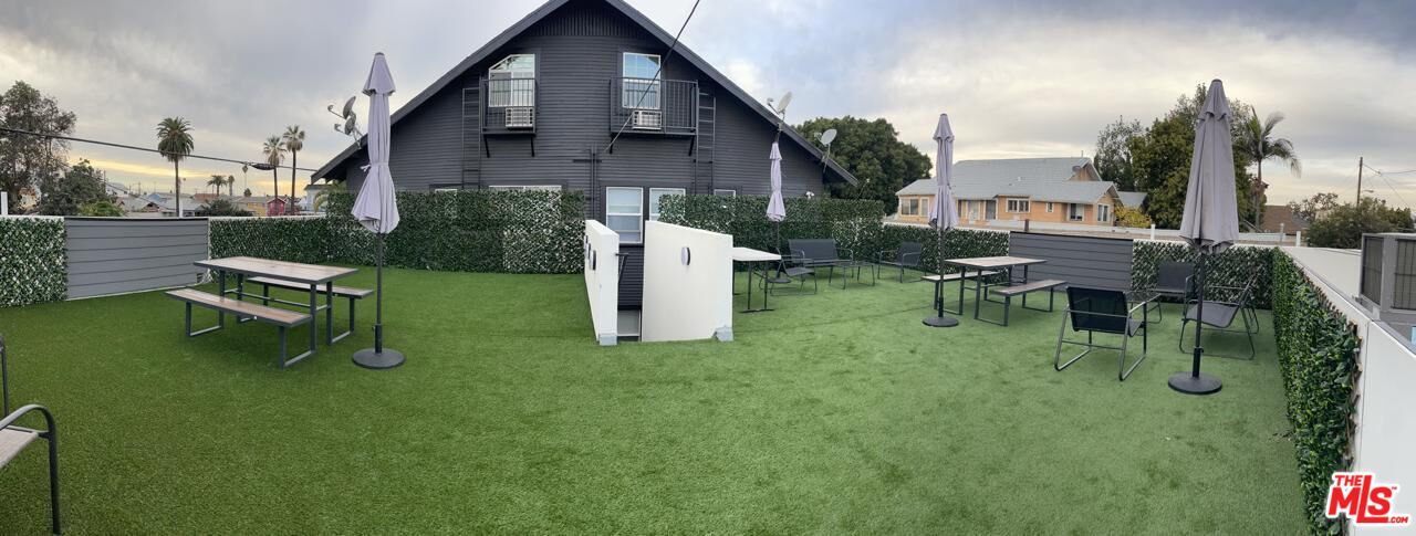 2928 Walton Ave in Los Angeles, CA - Building Photo