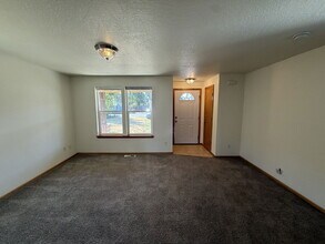 6810 Aster St in Springfield, OR - Building Photo - Building Photo