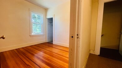 61 Almy St, Unit 2 in Newport, RI - Foto de edificio - Building Photo