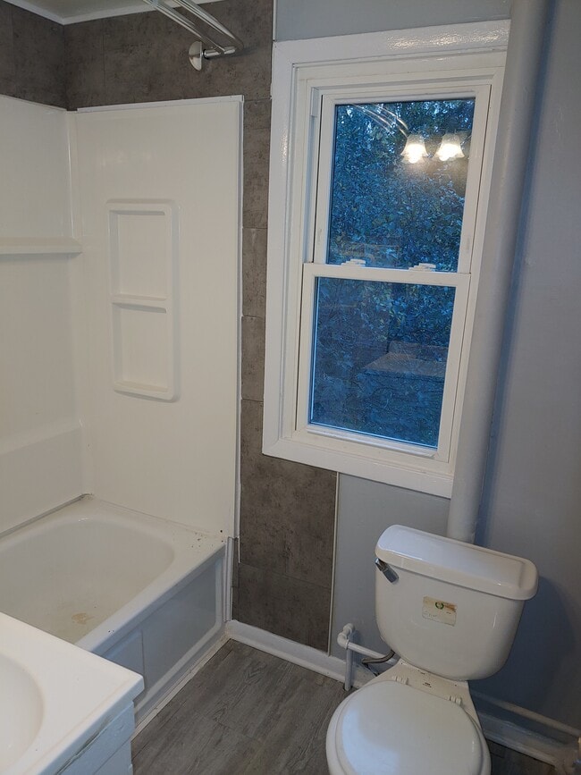 102 E Hamilton St, Unit 102-1/2 E. Hamilton Up in Oberlin, OH - Foto de edificio - Building Photo