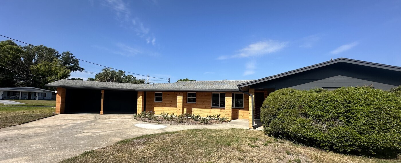 1503 Canal Ct in Tavares, FL - Building Photo