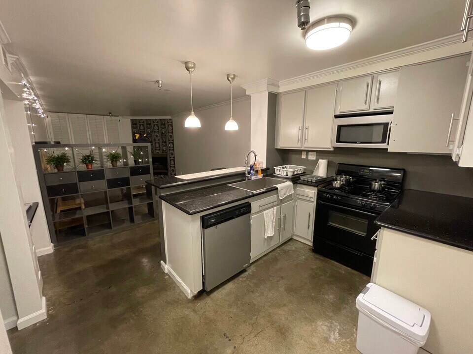 5143 Bakman Ave, Unit 101 in North Hollywood, CA - Building Photo