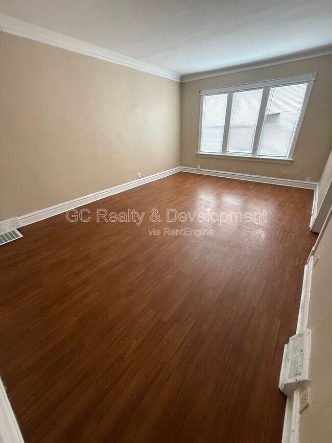 8637 S Essex Ave in Chicago, IL - Building Photo - Building Photo