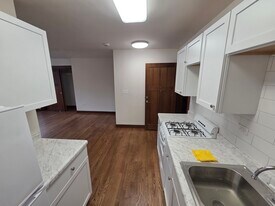 328 N Milwaukee Ave, Unit C in Libertyville, IL - Building Photo