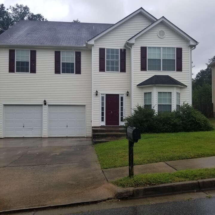 9233 Grady Dr in Jonesboro, GA - Building Photo