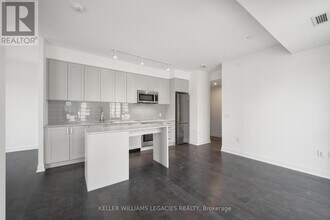 293-293 The Kingsway in Toronto, ON - Building Photo - Building Photo