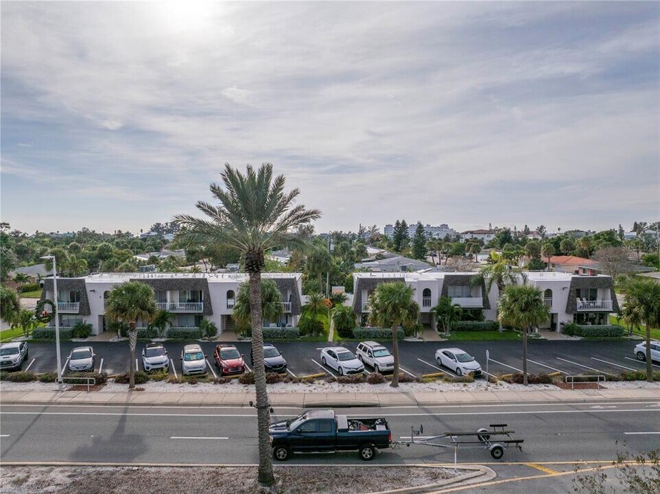 8630 Blind Pass Rd in St Pete Beach, FL - Building Photo