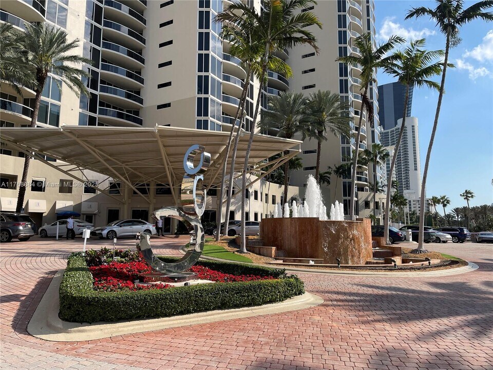 17555 Collins Ave in Sunny Isles Beach, FL - Building Photo