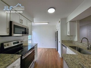 5721 Dockside Dr in Charlotte, NC - Building Photo - Building Photo