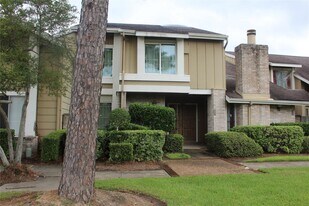 12121 Bob White Dr in Houston, TX - Building Photo
