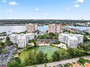1300 NE Miami Gardens Dr, Unit 512E in Miami, FL - Foto de edificio - Building Photo
