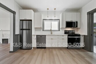 2104 Straubs Ln in Pittsburgh, PA - Building Photo - Building Photo