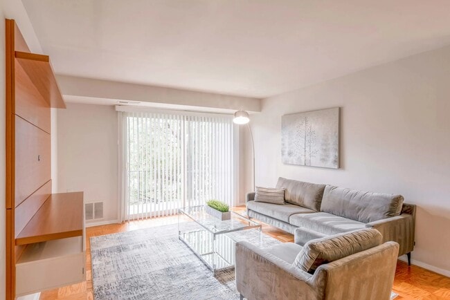 Milbrook Park Apartments in Baltimore, MD - Foto de edificio - Building Photo