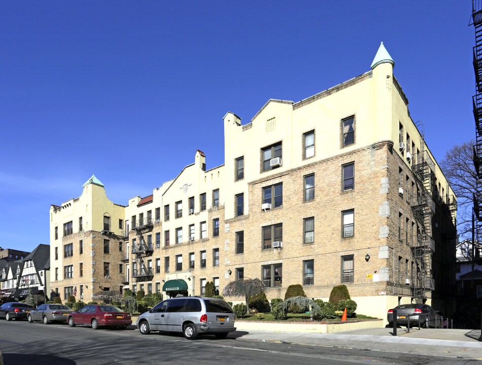 119-21 Metropolitan Avenue in Jamaica, NY - Foto de edificio