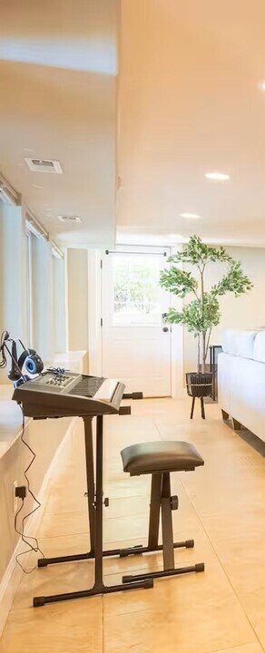 5627 Illahee Road NE in Bremerton, WA - Building Photo