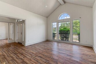 3024 La Prada Dr in Mesquite, TX - Foto de edificio - Building Photo