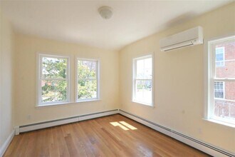 221 Massachusetts Ave, Unit 2 in Arlington, MA - Building Photo - Building Photo