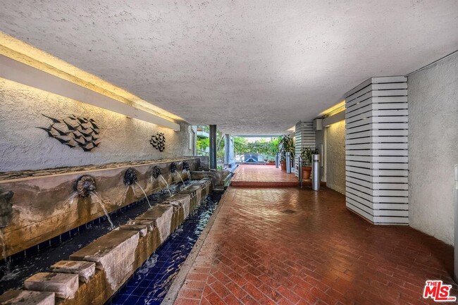 4900 Overland Ave, Unit 214 in Culver City, CA - Foto de edificio - Building Photo
