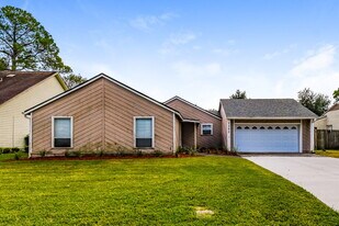 7152 Holiday Hill Ct in Jacksonville, FL - Building Photo