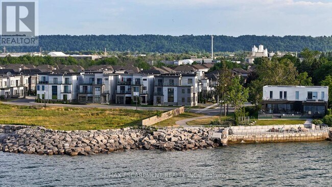 4 Sunrow Gate in Hamilton, ON - Building Photo - Building Photo