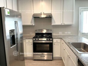 10510 Varmus Dr, Unit 300C-102 in Converse, TX - Foto de edificio - Building Photo