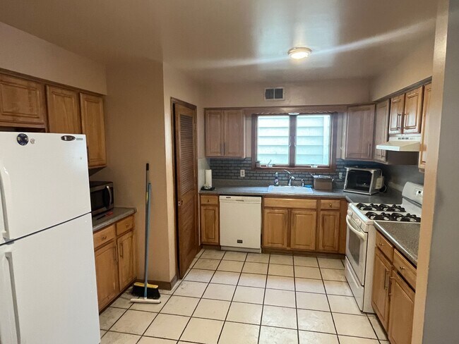 64 Rome St, Unit #1st Floor in Newark, NJ - Foto de edificio - Building Photo