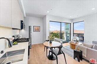 904 S New Hampshire Ave in Los Angeles, CA - Building Photo - Building Photo