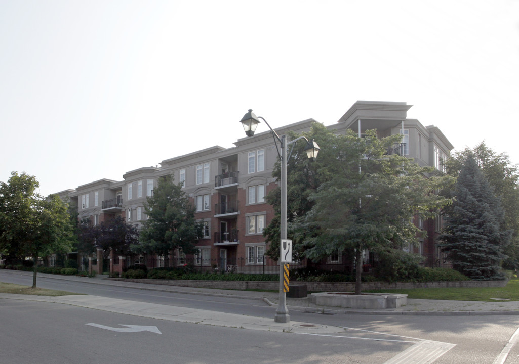 Oak Place in Oakville, ON - Building Photo