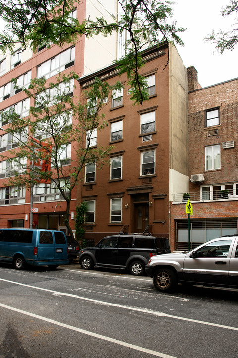 306 W 20th St in New York, NY - Building Photo