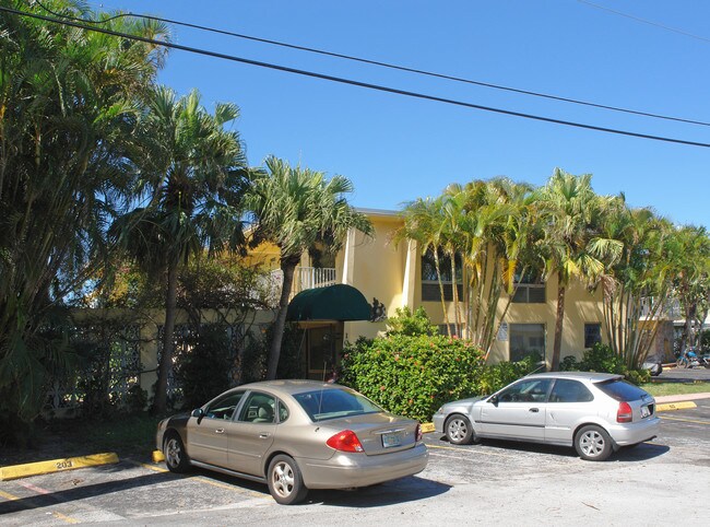 1001 NE 10th St in Pompano Beach, FL - Foto de edificio - Building Photo