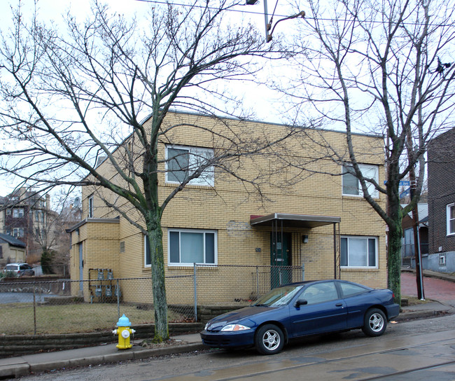 521 E Warrington Ave in Pittsburgh, PA - Foto de edificio - Building Photo