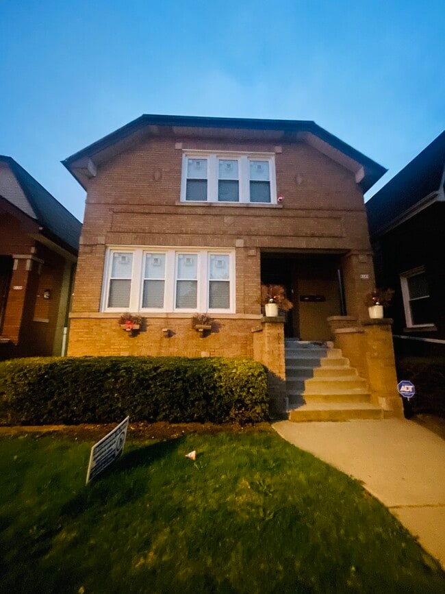 property at 5133 W Wrightwood Ave