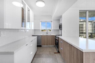 5900 Collins Ave, Unit 708 in Miami Beach, FL - Building Photo - Building Photo