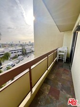 321 S San Vicente Blvd in Los Angeles, CA - Building Photo - Building Photo