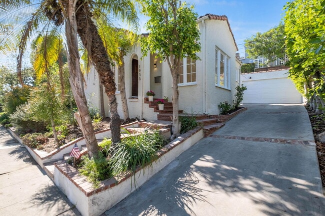 property at 1933 Comstock Ave