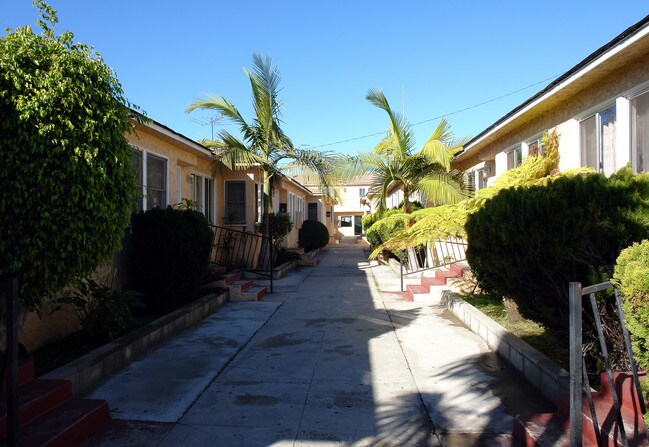 933-937 Larch St in Inglewood, CA - Building Photo - Building Photo